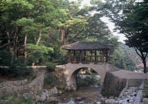 Tor einer Tempelanlage nahe Wonsan