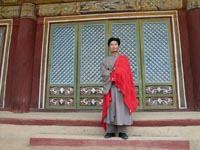 Mönch am Kaesim Tempel im Chilbo Gebirge