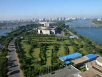 Blick vom Yanggakdo Hotel über den Golfplatz zum internationalen Filmhaus